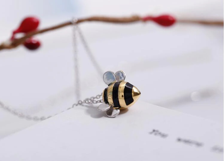 Collier pendentif petite abeille stylisée