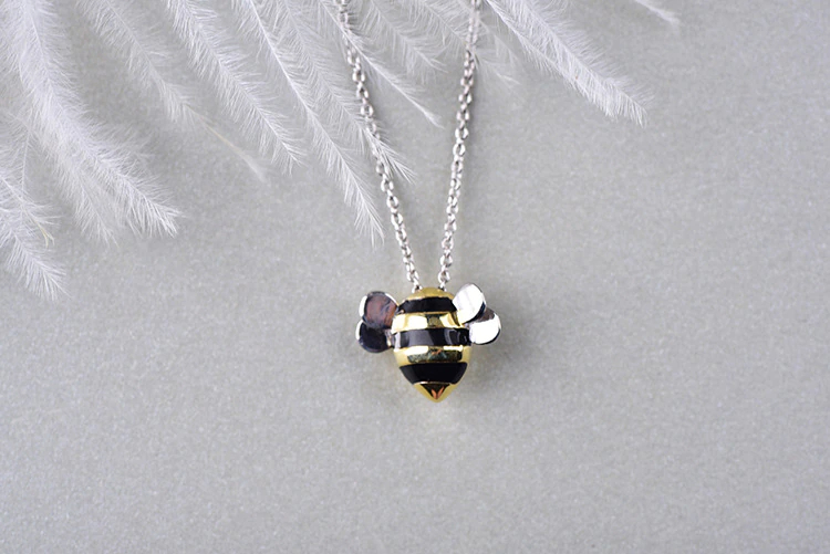 Collier pendentif petite abeille stylisée