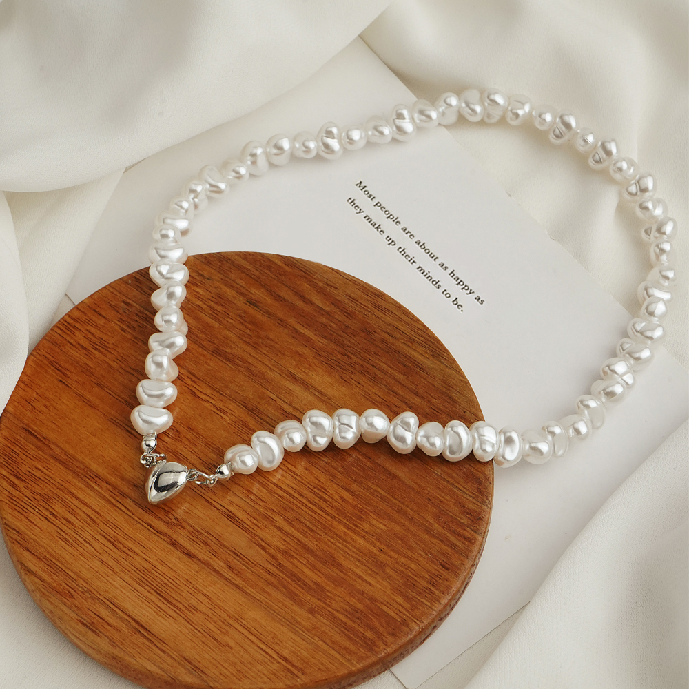 Collier ras du cou en perles avec pendentif cœur