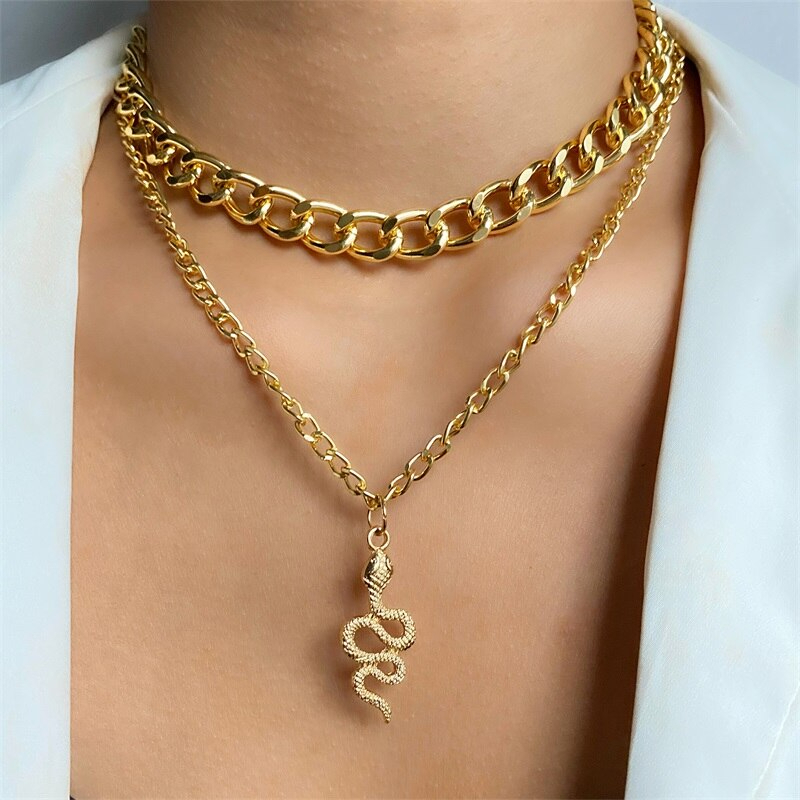 Collier rétro multicouche avec pendentif serpent doré