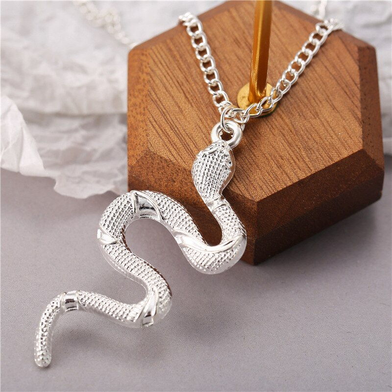 Collier avec pendentif en forme de serpent pour femme