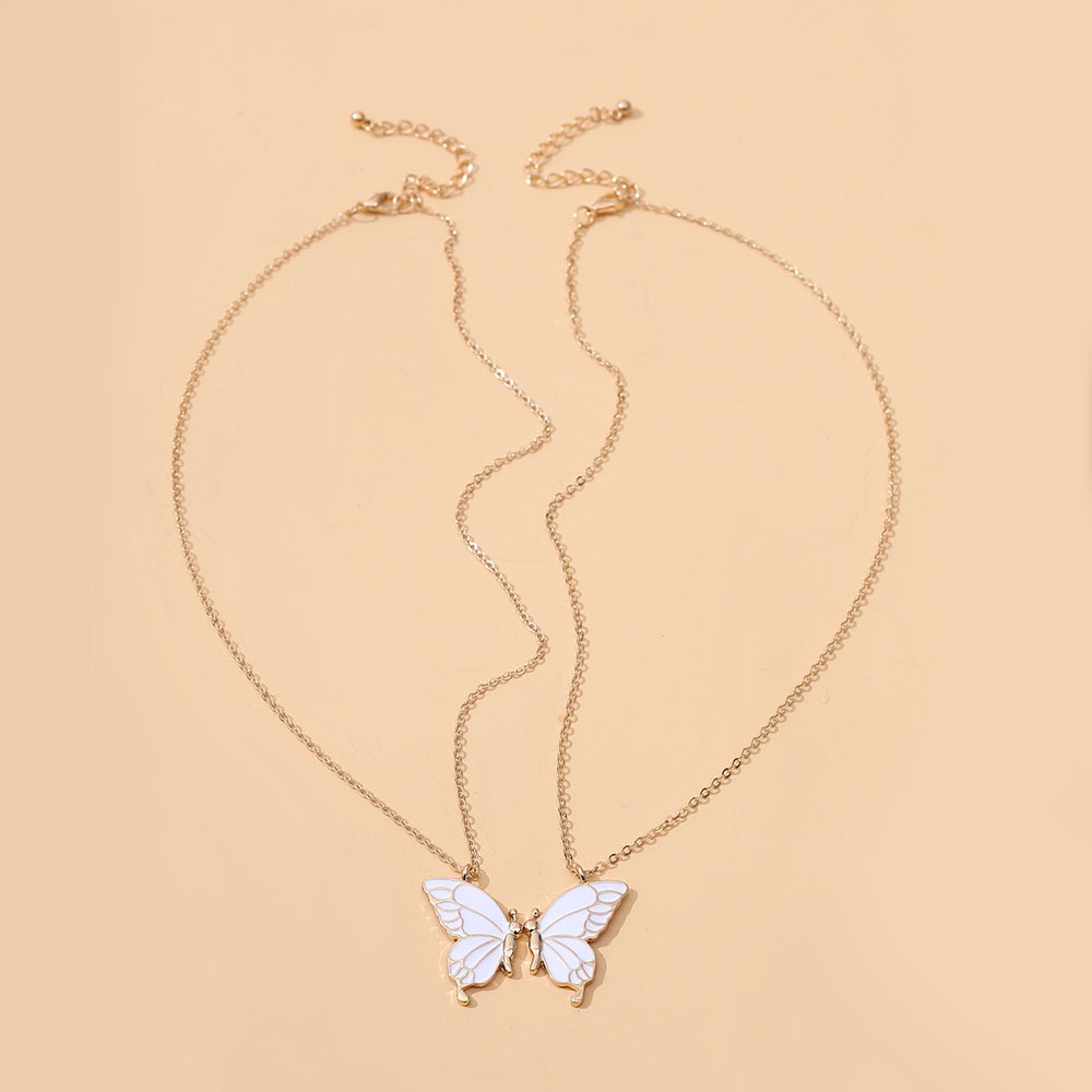 Une paire de collier papillon qui s'embrassent