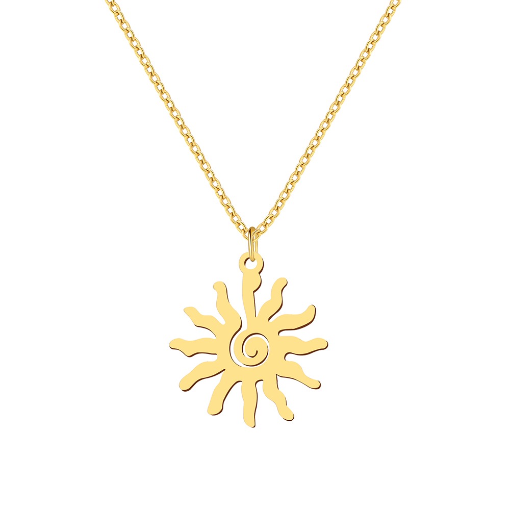 Un collier doré en forme de soleil en spirale sur fond blanc.