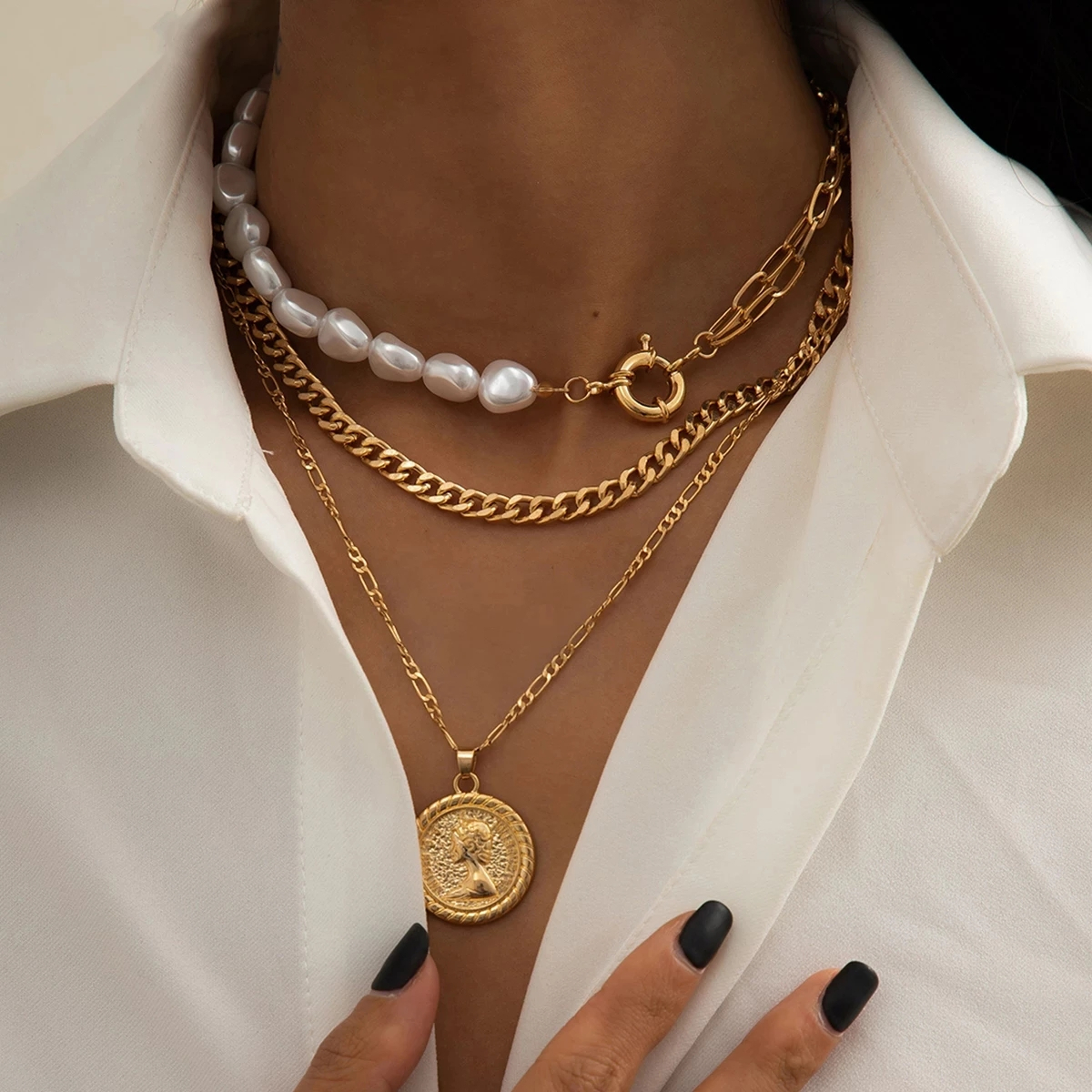 Collier multirang perles et médaillon doré au style baroque pour femme