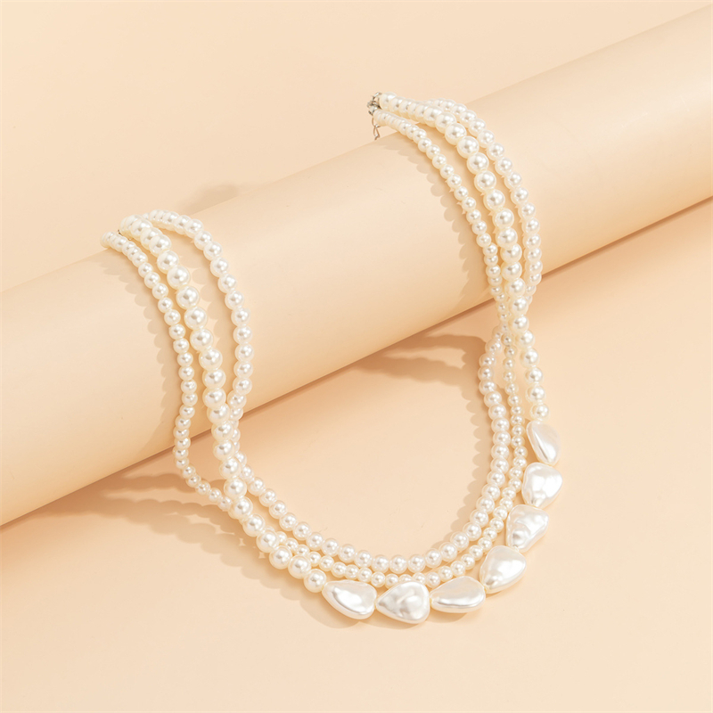 Collier ras du cou de perles blanches à multi rang