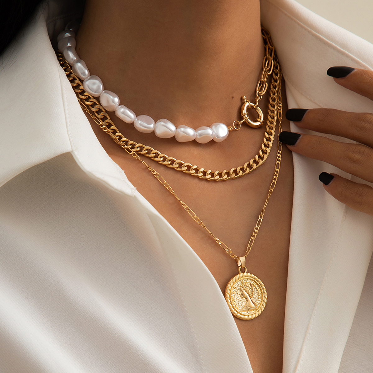 Collier multirang perles et médaillon doré au style baroque pour femme