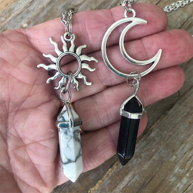 Duo de colliers argentés à pierre hexagonale et pendentif soleil et lune