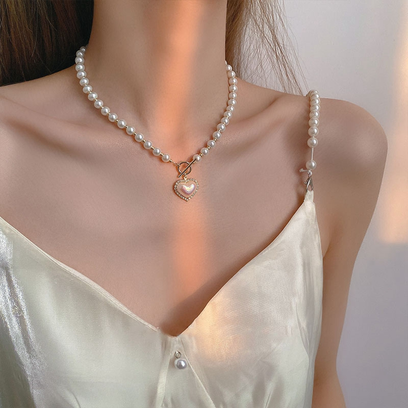Collier de perles élégantes avec pendentif cœur nacré