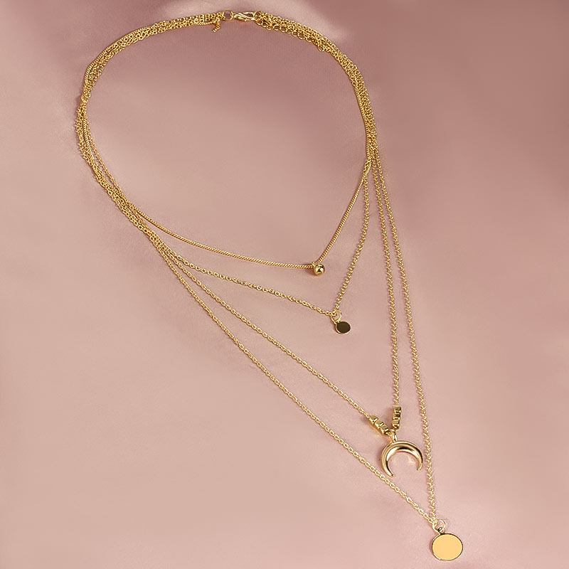 Collier multi rang doré avec pendentif lune et médaillon