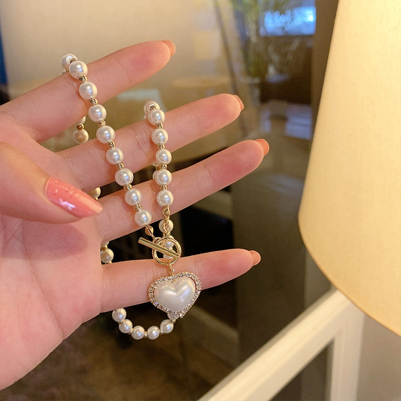 Collier de perles élégantes avec pendentif cœur nacré