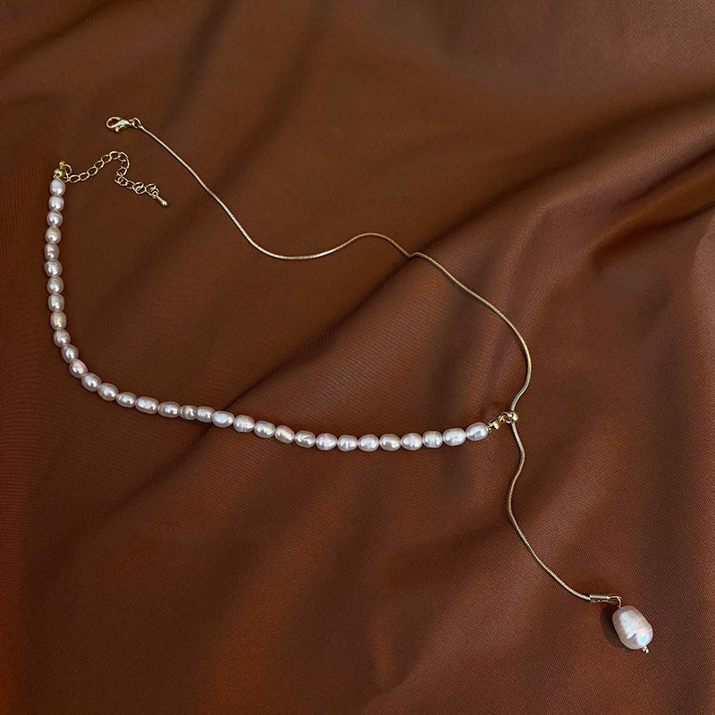 Collier en chaîne dorée avec pendentif goutte en perles d'eau douce