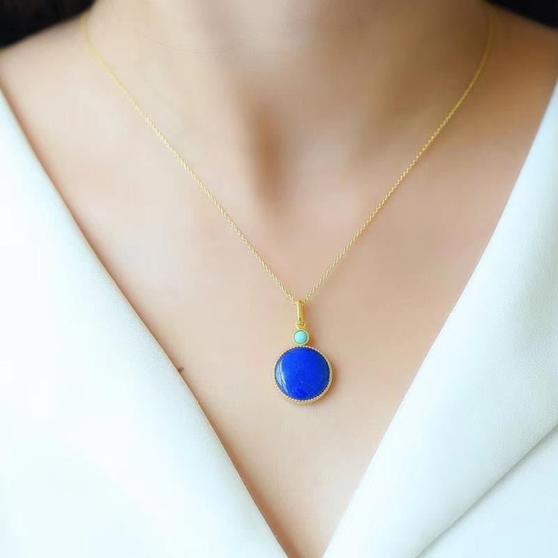 Collier lapis lazuli pendentif bleu portée autour du cou d'un femme.