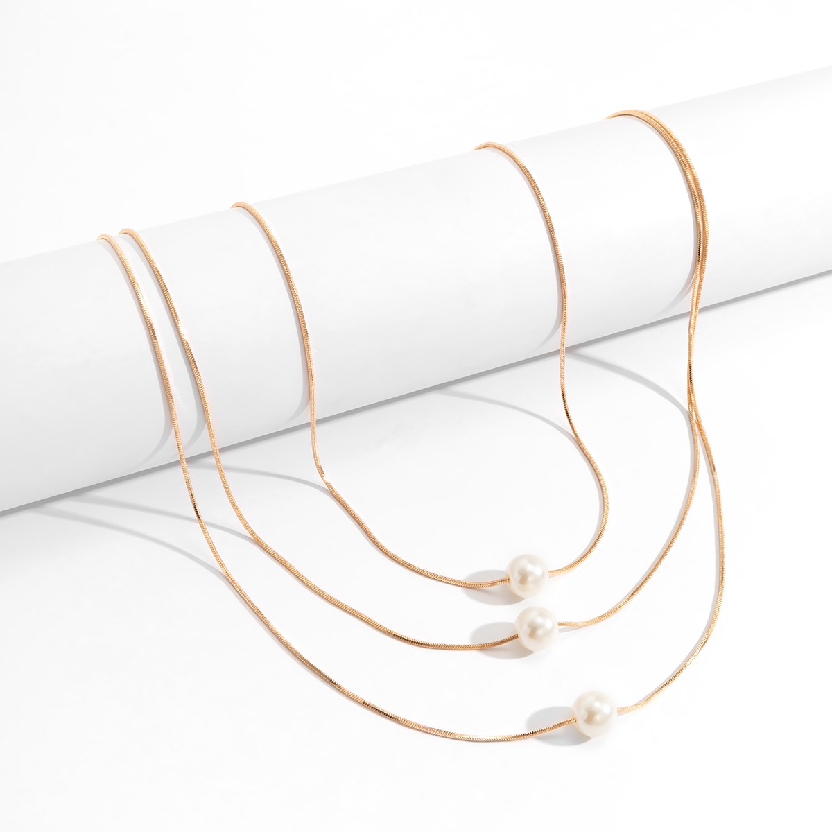 Collier ras de cou triple chaîne pendentifs perles