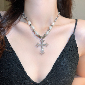 Collier croix perles et strass