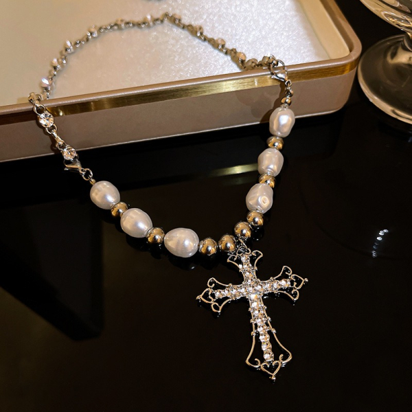 Collier croix perles blanches et strass