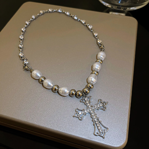 Collier croix perles blanches et strass